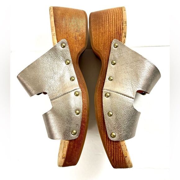 Kork-Ease Saffron Slides in a Soft Gold Metallic - Picture 5 of 12